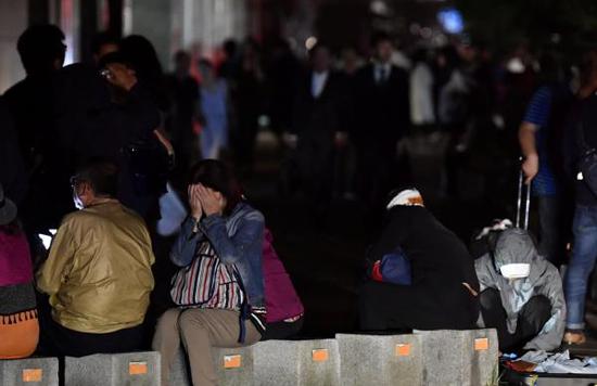 当地时间2018年9月6日，日本札幌，地震过后民众在街头避险。 视觉中国 图