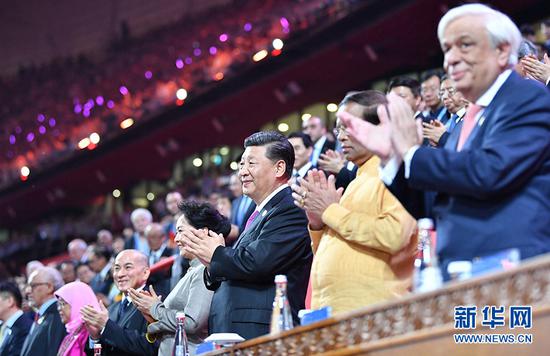 5月15日晚,国家主席习近平和夫人彭丽媛在北京国家体育场同出席亚洲文明对话大会的外方领导人夫妇共同出席亚洲文化嘉年华活动。 新华社记者 殷博古 摄