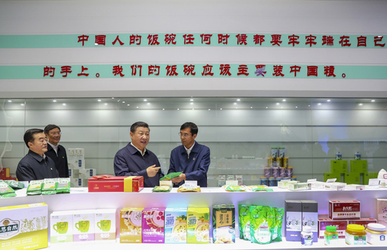 2018年9月25日下午,习近平在黑龙江北大荒精准农业农机中心一楼大厅,察看当地出产的各类农产品。新华社记者 谢环驰 摄