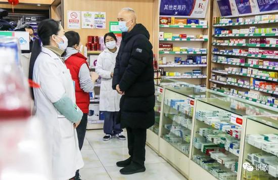 在药店询问医用口罩等防护用品销售情况。