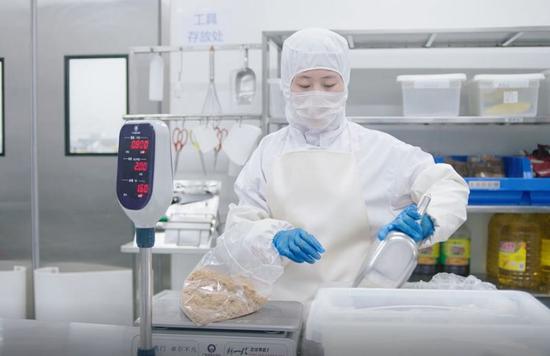 告知即可办照 北京发出首张食品生产许可电子证