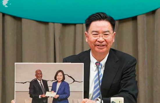台当局外事主管部门负责人吴钊燮上月宣称,与索马里兰互设“官方代表处”。