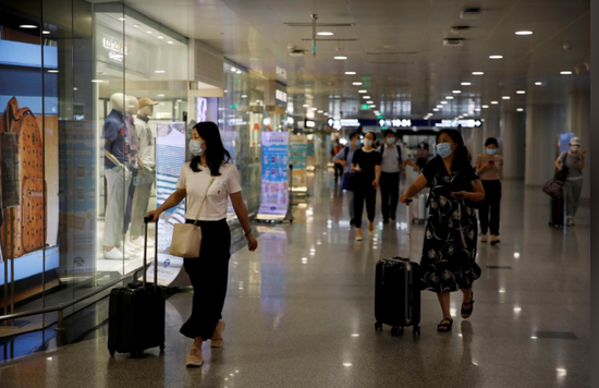2020年7月22日,北京首都国际机场内的旅客