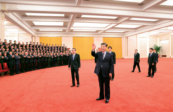 ▲ 2月22日,党和国家领导人习近平、李克强、栗战书、汪洋、王沪宁、赵乐际、韩正等在北京人民大会堂会见探月工程嫦娥五号任务参研参试人员代表并参观月球样品和探月工程成果展览。这是习近平等会见探月工程嫦娥五号任务参研参试人员代表 王晔摄/本刊