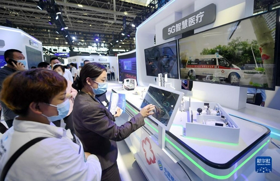 9月7日，参观者在2021中国国际数字经济博览会参观5G智慧医疗展台。新华社记者 王晓 摄