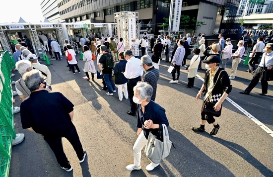 2021年5月31日,在日本东京,一些老年人排队接种新冠疫苗。图/澎湃影像