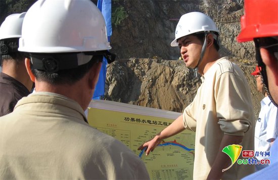 王明疆與同事在野外工作。中國電建西北院供圖