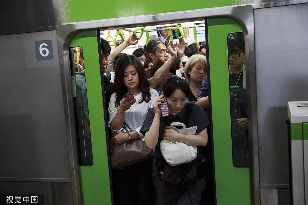 列車行駛到日本東京品川站,人滿爲患。/視覺中國