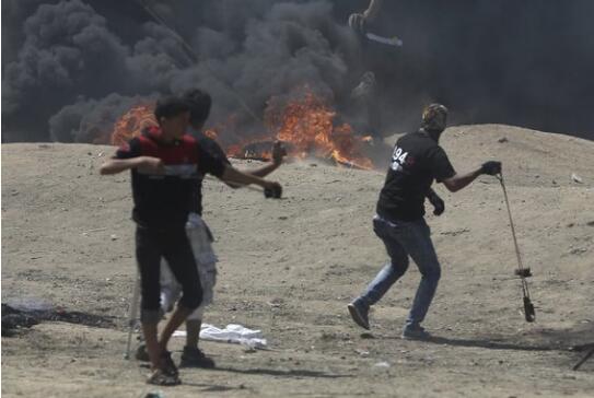 巴勒斯坦抗议民众14日向以色列军队扔石头