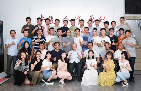 陶铝新材料科研团队合影,周尧和(中)