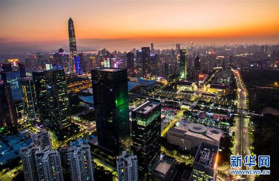 深圳市中心夜景（2017年2月14日无人机拍摄）。 新华社记者 毛思倩 摄
