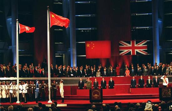 ▲资料图片:1997年7月1日零时,湾仔会展中心新翼五楼大会堂。雄壮激昂的国歌声中,鲜艳的五星红旗与紫荆花区旗,相伴冉冉升起。这是一个庄严的宣示:中华人民共和国恢复对香港行使主权,香港特别行政区正式成立。 新华社记者 刘建生 摄
