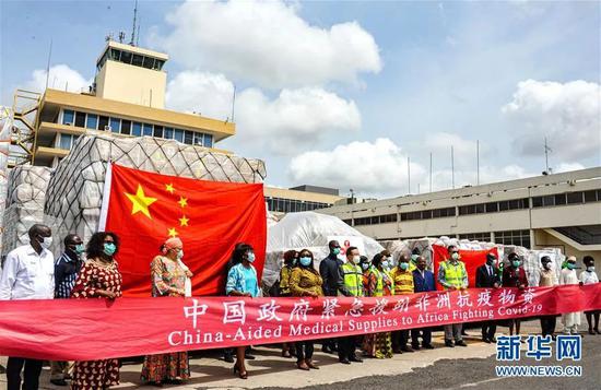 ▲4月6日,在加纳都城阿克拉的科托卡国际机场举办的物资交代典礼上,中国驻加纳大使馆相干职员与担当救济的国度的代表合影。中国救济18个非洲国度的抗疫物资6日运抵加纳。(新华社记者 许正 摄)