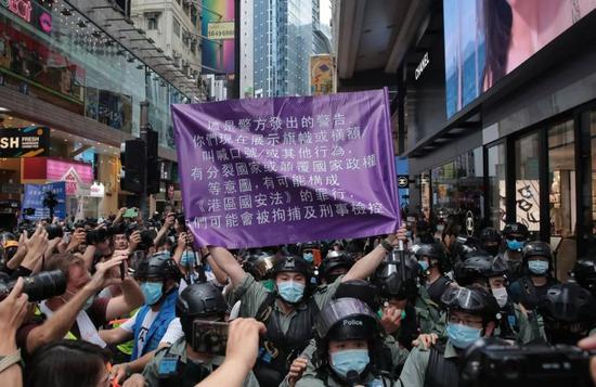 手持紫旗的香港警察（图源：香港01网站）