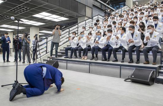 韩国大邱市长跪谢医护人员(大邱日报)