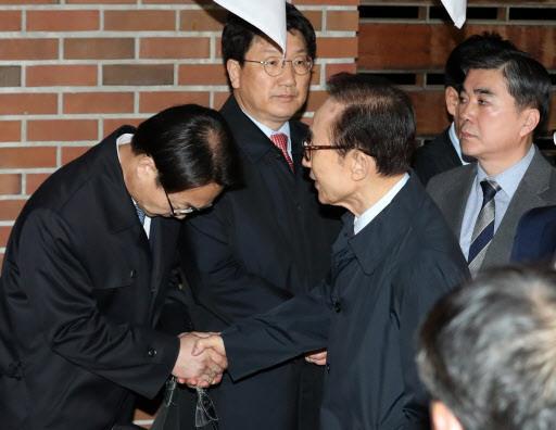 李明博被移送至拘留所前,与亲信道别