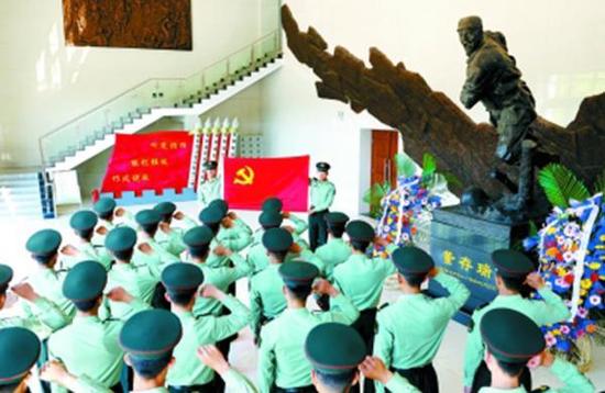 ↑董存瑞牺牲68周年纪念日，董存瑞生前所在部队在董存瑞雕像前庄严宣誓。陈健摄