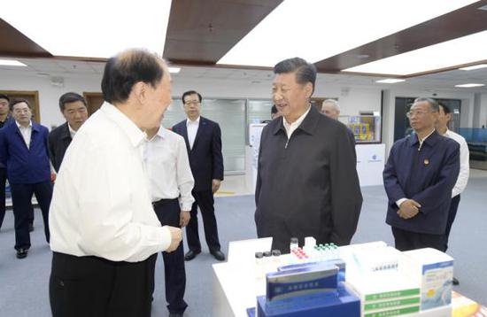 2018年6月12日,习近平在青岛海洋科学与技术试点国家实验室考察。 来源:中国政府网