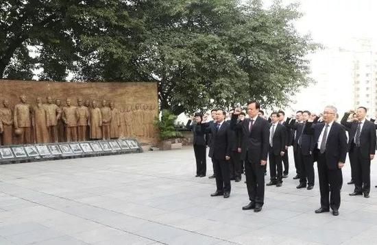 两位中央政治局委员过组织生活 都做了这件事