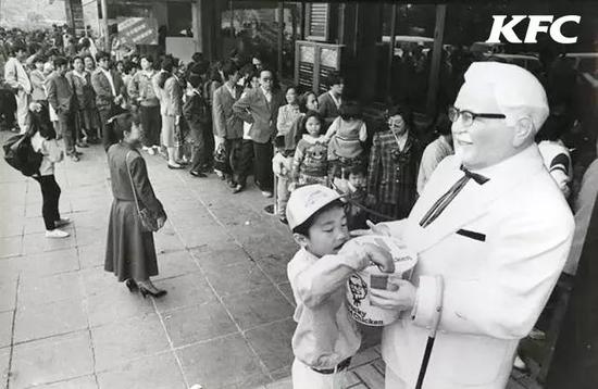  1987年，肯德基北京前门店开业后，排队吃肯德基的场面