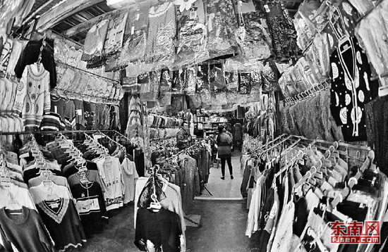 上世纪80年代到90年代，晋江青阳镇的服装小商品市场。 福建日报记者林辉龙摄