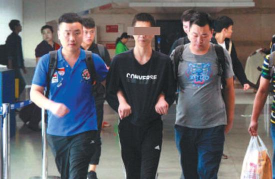 ▲去年9月,大连瓦房店警方将犯罪嫌疑人姜思押解归案。资料图片/警方供图