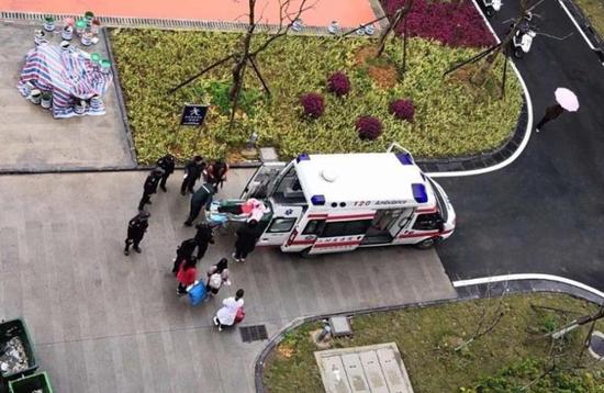 戾气十足女生刀捅舍友 只因音乐外放音量起争执