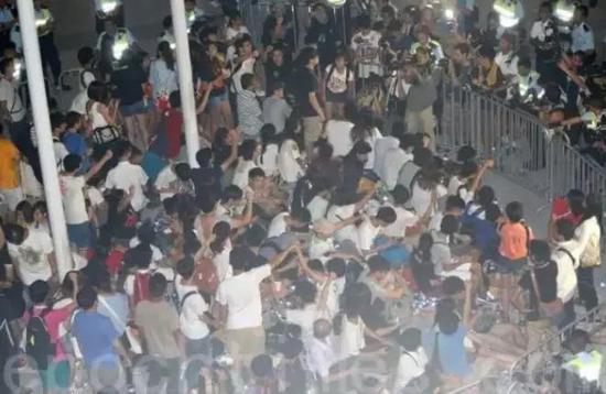2014年,百多名罢课学生冲进香港政府总部外广场。