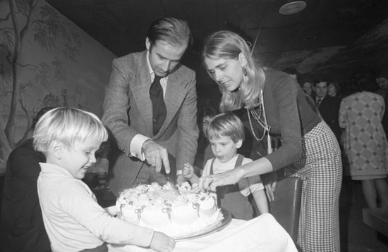 1972年,拜登和妻子内莉亚、两个儿子一同庆祝自己的30岁生日。/《华盛顿邮报》报道截图