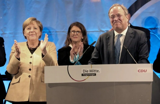 当地时间2021年9月21日，德国斯特拉松德，德国保守派的基民盟候选人阿明·拉舍特举行竞选集会，德国现任总理默克尔助阵。图/IC photo