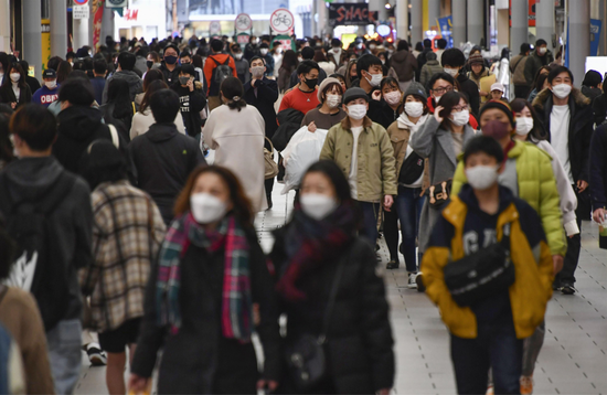 日本民众戴着口罩在街头行走（资料图）