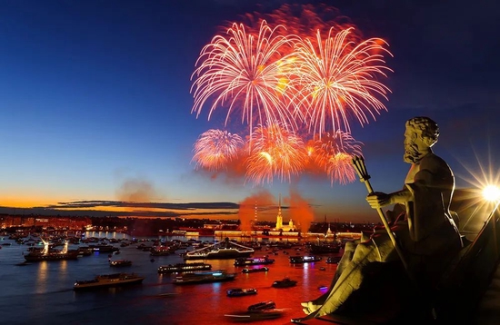 当地时间2022年7月31日，俄罗斯圣彼得堡，涅瓦河上空燃放璀璨烟火，庆祝俄罗斯海军节