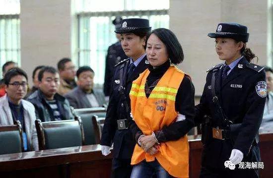 房姐龚爱爱出狱后一边追“老赖” 同时又被人追