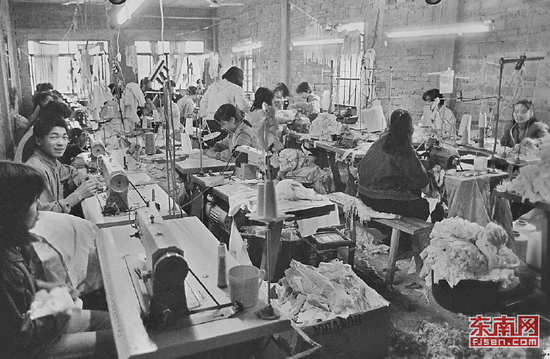 上世纪80年代晋江的鞋服加工厂，以作坊加工模式为主。福建日报记者　林辉龙　摄