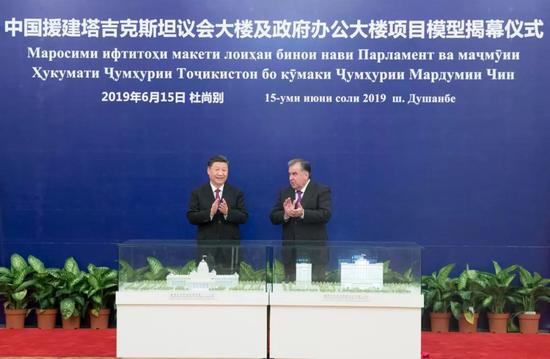6月15日,国家主席习近平在杜尚别同塔吉克斯坦总统拉赫蒙会谈。会谈后,两国元首共同出席中方援塔议会大楼、政府办公大楼项目模型揭幕仪式。新华社记者 王晔 摄