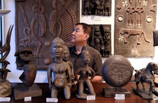  在多哥洛美几内亚湾非洲国际艺术博物馆，谢燕申在查看藏品。新华社记者 王腾 摄