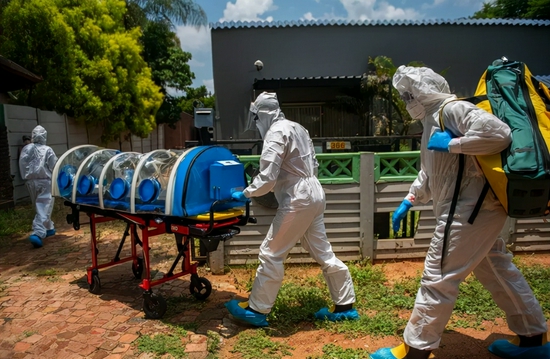 南非一家传染病医院的医务人员正在工作。图片来源英国《自然》杂志网站