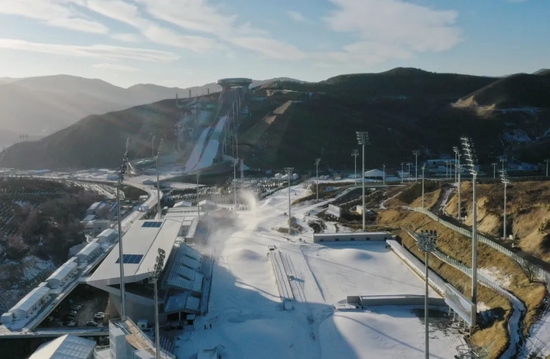 这是正在进行人工造雪的北京2022年冬奥会张家口赛区国家冬季两项中心(2021年11月25日无人机拍摄)。新华社记者 杨世尧摄