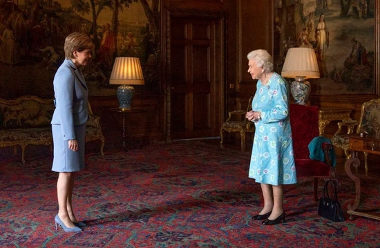 2021年6月29日，伊丽莎白二世在苏格兰她的官邸会见斯特金（左）