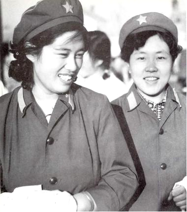 某预备役师卫生队女战士,与现役女军人着装一样。