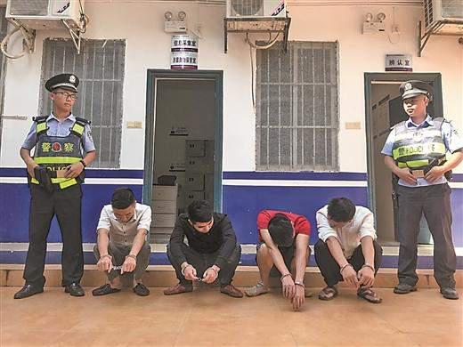 4名嫌疑人对自己的行为后悔不已。 南国早报记者 周伟武摄