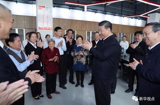 （4月26日上午，中共中央总书记、国家主席、中央军委主席习近平来到武汉市青山区工人村街青和居社区，看望干部群众，就棚户区改造和基层组织建设进行调研。新华社记者谢环驰 摄）