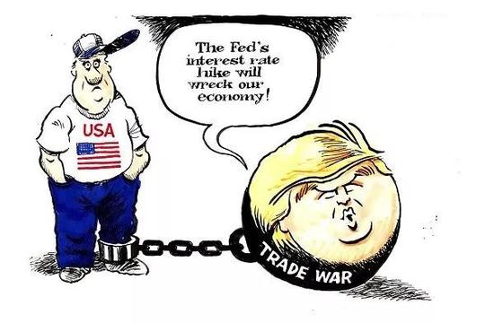 ▲[到底是谁拖了后腿？]美国总统特朗普近日公开批评美联储最近的加息措施，他说：“美联储加息会损害我们的经济！”其实真正拖累美国经济的是他发起的贸易战。（美国报刊漫画家协会网站）