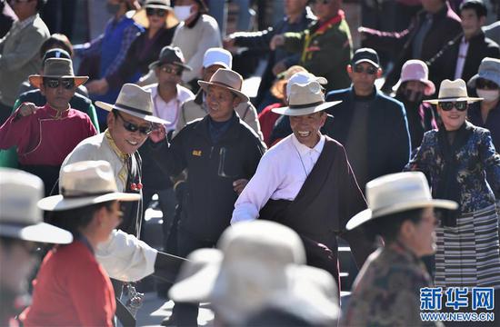 宗角禄康公园内跳锅庄的拉萨市民(3月10日摄)。新华社记者 李鑫 摄