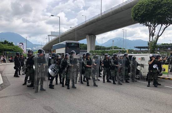 图为旅游巴士接载防暴差人参加