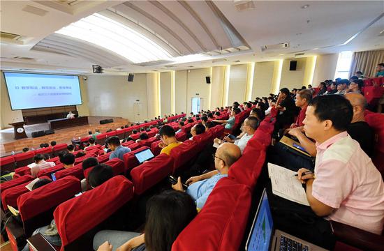 2019年9月18日,福建工程学院教师代表参加“不忘初心、牢记使命”主题教育报告会。新华社记者 林善传 摄