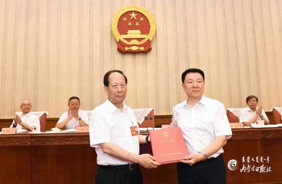石泰峰向奇巴图(右)发表录用书