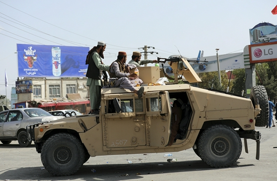 塔利班官兵进入喀布尔后在街道巡逻。