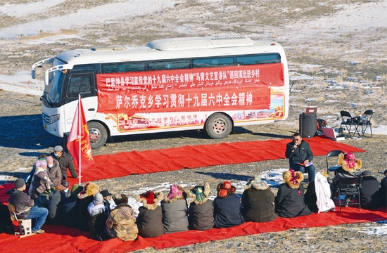 新疆巴里坤哈萨克自治县组建“马背文艺宣讲队”，深入边远农牧区乡村开展党的十九届六中全会精神巡回宣讲。图为2021年12月1日，宣讲队给冬牧场的哈萨克族牧民宣讲全会精神。 人民图片 张建刚/摄