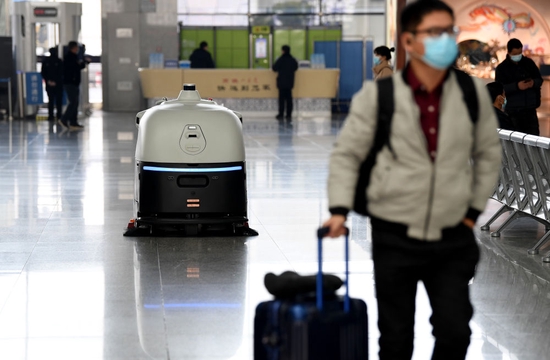 ↑1月18日，地面清扫消毒机器人“小德”在合肥南站进行地面清扫消毒。